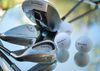 Exhibición de palos y bolas de golf de marcas de élite como Callaway, TaylorMade, Ping y Titleist